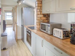 A kitchen or kitchenette at Seascape Cottage