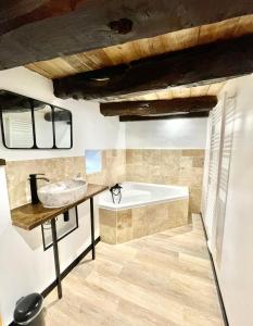 bagno con vasca e lavandino di Duguesclin entre Dinan et Plages a Corseul