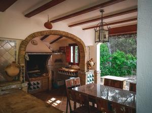 a kitchen with an archway and a table in a room at Casa Cosy in Serra