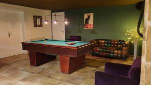 a living room with a pool table and a couch at Casa Cosy in Serra