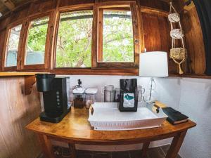 uma máquina de café numa mesa de madeira num quarto em Casa Laguna: Best View In The World em Santa Cruz La Laguna