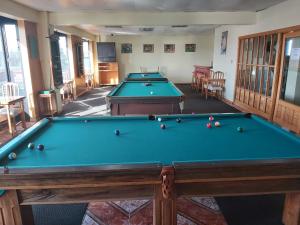 duas mesas de bilhar num quarto com snooker em Hotel Esmeralda em Castro