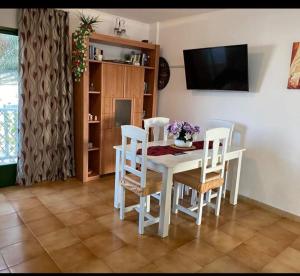 a dining room with a white table and chairs at Casa Daila in Costa de Antigua
