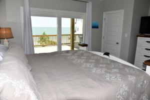 A bed or beds in a room at Lighthouse View