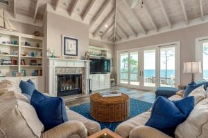 een woonkamer met een bank en een open haard bij Bonnie Blue in Dauphin Island