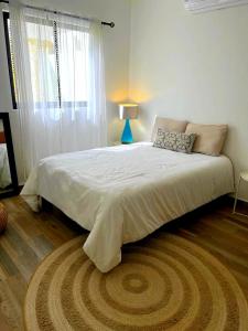 a bedroom with a large bed with a window at Excelente Casa en Zona de Cerritos en Frente a Alberca - Azul Pacífico I in Mazatlán +7 photos