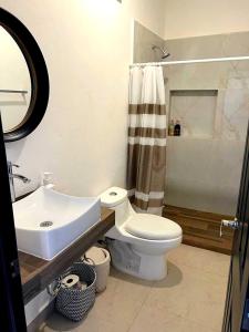 Koupelna v ubytování Excelente Casa en Zona de Cerritos en Frente a Alberca - Azul Pacífico I