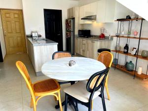 a kitchen and a table and chairs in a kitchen at Excelente Casa en Zona de Cerritos en Frente a Alberca - Azul Pacífico I in Mazatlán