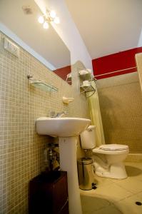 een badkamer met een wastafel en een toilet bij ViaVia Cafe Ayacucho in Ayacucho
