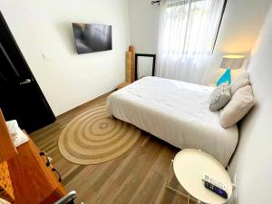 a bedroom with a bed and a wooden floor at Excelente Casa en Zona de Cerritos en Frente a Alberca - Azul Pacífico I in Mazatlán