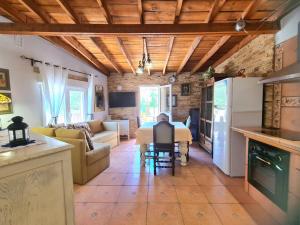 Il comprend une cuisine et un salon avec une table et un canapé. dans l'établissement Sagittarius Home, à Arico Viejo