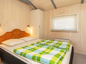 1 dormitorio con 1 cama grande y cabecero de madera en Three-Bedroom Holiday home in Øster Assels 1 en Sillerslev