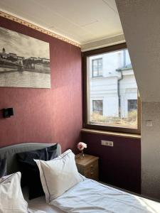 um quarto com uma cama e uma janela em Rose cosy, tiny studio with shared rooftop terrace and jacuzzi em Budapeste