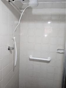 a shower in a bathroom with a shower head at Mi Casa, Águas de São Pedro in Águas de São Pedro