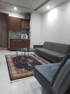 - un salon avec un canapé et une table dans l'établissement Northern Suites Bahria town, à Rawalpindi