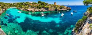 an island in the water with boats in it at *Casa Aguamarina* Villa am Meer in Cala Pi