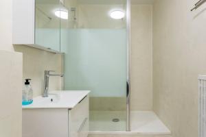 baño blanco con ducha y lavamanos en La villette ; super Studio privé Joli Spacieux; La Multiculture, en Aubervilliers