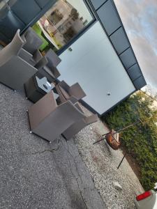 een uitzicht op stoelen en tafels voor een gebouw bij Motell Lier in Lier