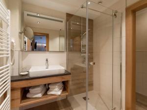 y baño con lavabo y ducha. en Ferienhof Oblasser, en Mayrhofen