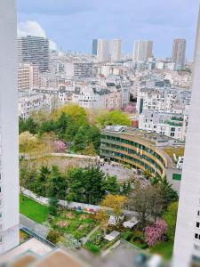 Apartment near subway and supermarket في باريس: اطلالة على مدينة ذات مباني طويلة