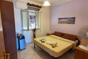 una piccola camera con letto e finestra di 3 bedrooms apartement at Alcamo 100 m away from the beach with sea view enclosed garden and wifi ad Alcamo