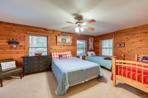 Un pat sau paturi într-o cameră la Pollock Pines Resort Cabin 11 Mi to Apple Hill