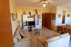TV a/nebo společenská místnost v ubytování Spacious apartment with sea view in Alcamo, 180 m²