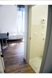 een badkamer met een douche en een tafel in een kamer bij Cosmo GuestHouse in Rome