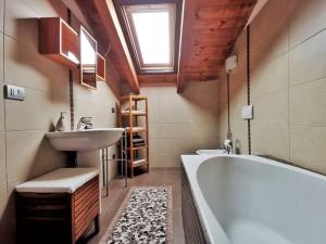 La salle de bains est pourvue d'une baignoire et d'un lavabo. dans l'établissement Residenza Argentera, à San Defedente di Cervasca