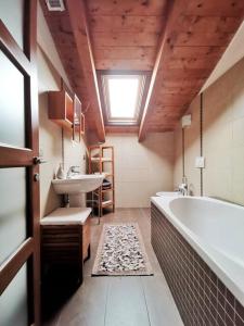 La salle de bains est pourvue d'un lavabo et d'une baignoire. dans l'établissement Residenza Argentera, à San Defedente di Cervasca