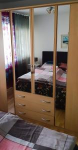 um armário com 2 camas num quarto em Apartment to stay em Wernau