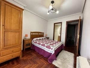 sypialnia z łóżkiem, komodą i szafą w obiekcie Apartamento Salgueirón w mieście Cangas de Morrazo