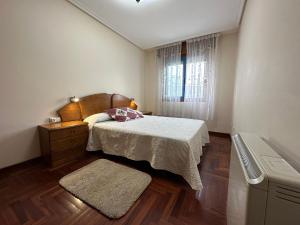mała sypialnia z łóżkiem i oknem w obiekcie Apartamento Salgueirón w mieście Cangas de Morrazo +32 zdjęcia
