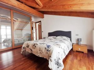 - une chambre avec un lit et du parquet dans l'établissement Residenza Argentera, à San Defedente di Cervasca