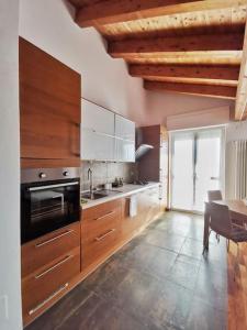 - une cuisine avec des placards en bois et une table à manger dans l'établissement Residenza Argentera, à San Defedente di Cervasca