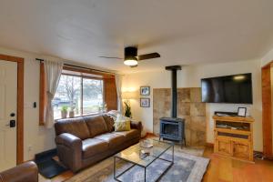 Μια τηλεόραση ή/και κέντρο ψυχαγωγίας στο Buena Vista Getaway about half Mi to Downtown!