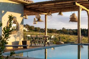 Bazén v ubytovaní Villa Nivalaggia avec piscine à 15-20min de Porto-Vecchio et de Bonifacio, sunsets sur les champs alebo v jeho blízkosti