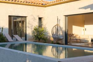 Bazén v ubytovaní Villa Nivalaggia avec piscine à 15-20min de Porto-Vecchio et de Bonifacio, sunsets sur les champs alebo v jeho blízkosti
