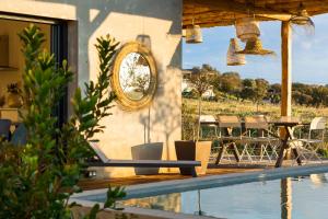 Bazén v ubytovaní Villa Nivalaggia avec piscine à 15-20min de Porto-Vecchio et de Bonifacio, sunsets sur les champs alebo v jeho blízkosti
