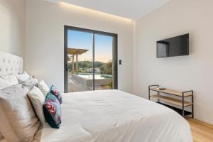 Posteľ alebo postele v izbe v ubytovaní Villa Nivalaggia avec piscine à 15-20min de Porto-Vecchio et de Bonifacio, sunsets sur les champs + 20 fotografií