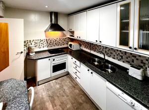 Kuchyň nebo kuchyňský kout v ubytování Destino Deluxe Plaza De Santiago - 2 hab