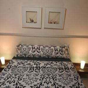 sypialnia z łóżkiem z czarno-białą narzutą w obiekcie Bcn apartments w mieście Hospitalet de Llobregat