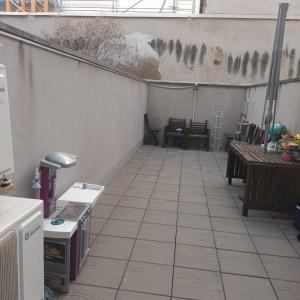 un patio vuoto con tavolo, sedie e parete di Bcn apartments a Hospitalet de Llobregat