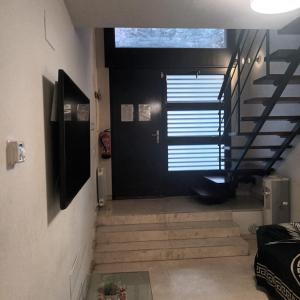 un pasillo con escaleras con ventana y escalera en Bcn apartments, en Hospitalet de Llobregat