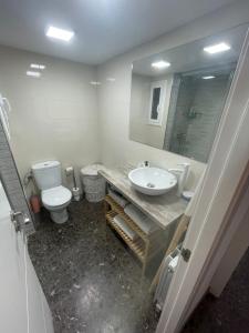 Koupelna v ubytování Family-Friendly Home in Central Barcelona 4BDR