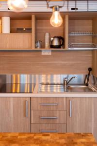 una cucina con un lavello e un piano di lavoro di Logies-Spier a Spier Altre 40 foto