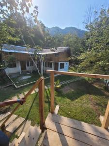 - une vue sur une maison depuis le balcon de la maison dans l'établissement Pachamaya River Hostel, à Lanquín