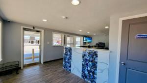 an office with a lobby with a counter and a door at Budget Inn & Suites in Florence