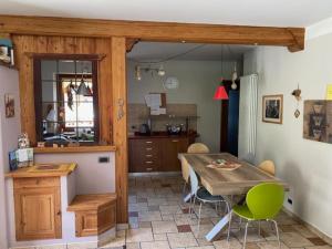 uma cozinha e sala de jantar com mesa e cadeiras em Cimi&Clara em Saint Marcel