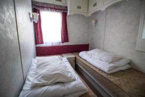 Tempat tidur dalam kamar di Dog Friendly 6 Berth Static Caravan By The Beach In Hunstanton Ref 13008l